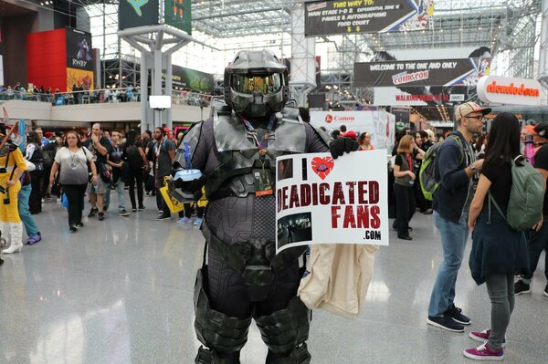 Master Chief also loves Deadicated Fans (Cortana, not so much)