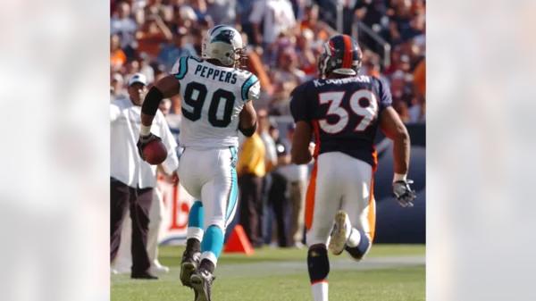 Julius Peppers with a 101 yard interception vs the Broncos (2004).webp
