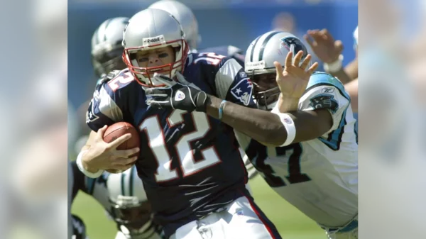 Thomas Davis with a sack of Tom Brady (2005).webp